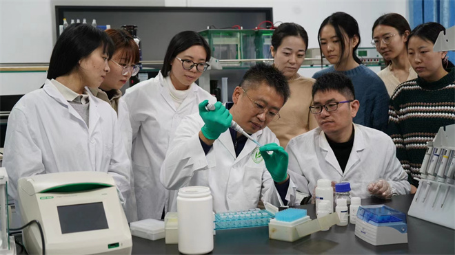 Science封面文章:九游平台金丝猴研究团队首次系统揭示灵长类社会演化之谜_fororder_齐晓光正在做实验,右侧为武进伟,左一为赵兰